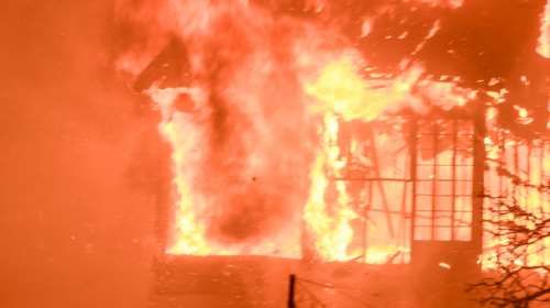 Φωτιά: Σε πύρινο κλοιό τα Βίλια - Ολονύχτια μάχη να μην περάσουν οι φλόγες στον οικισμό - Κάηκαν σπίτια [Εικόνες - Βίντεο]
