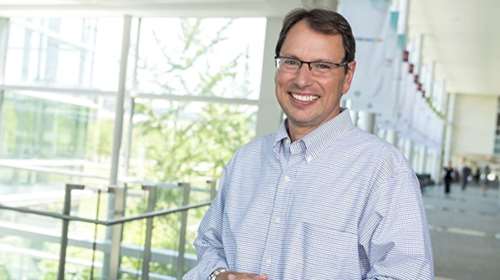 Νικόλας Καρτσώνης: O Έλληνας αντιπρόεδρος της Merck - Ποιος είναι ο γιατρός πίσω από το χάπι κατά του κορονοϊού