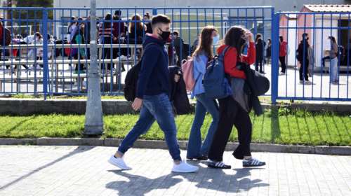 Μακρή: Παρατείνεται για δύο εβδομάδες το σχολικό έτος - Μόνο το 30% των εκπαιδευτικών θέλει να εμβολιαστεί εθελοντικά