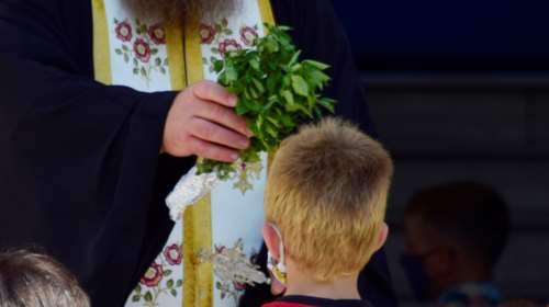 Προκαλεί ιερέας στην Κοζάνη: &quot;Βγάλτε όλοι τις μάσκες, ο κορονοϊός δεν κολλάει αν φιλήσεις τον σταυρό&quot;