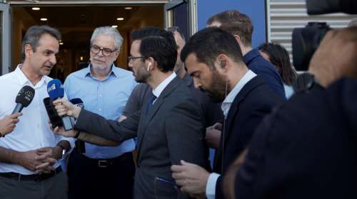 Στο Κέντρο Διαχείρισης Κρίσεων ο Κυριάκος Μητσοτάκης: Δεν αποκλείεται ο εμπρησμός στην Πεντέλη