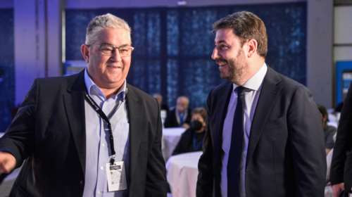 ΠΑΣΟΚ και ΚΚΕ πλαγιοκοπούν τον ΣΥΡΙΖΑ - Κοστούμι αξιωματικής αντιπολίτευσης προβάρει ο Ανδρουλάκης