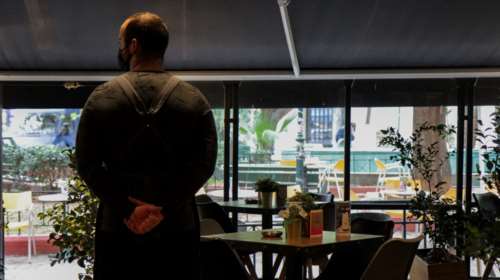 Εστίαση: Πτώση τζίρου 50% μετά τα υποχρεωτικά rapid test των ανεμβολίαστων - Απώλειες τζίρου 1,8 δισ. ευρώ το 2020