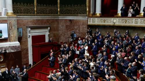 &quot;Ντροπή σας&quot;: Πώς ο Ζελένσκι χρησιμοποιεί τις ομιλίες για να πάρει αυτό που χρειάζεται - Γιατί αποφεύγει να φοράει κοστούμια