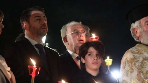 Με τον 12χρονο γιο του, Μαρίνο, στη Μητρόπολη Αθηνών ο Νίκος Ανδρουλάκης [εικόνες]