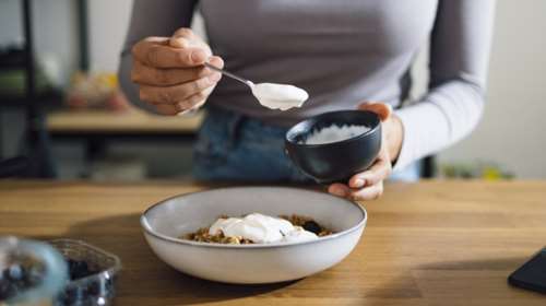 Φυτικά επιδόρπια γιαουρτιού εναντίον original γιαουρτιού: Ποιο είναι πιο θρεπτικό