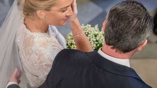 Νικόλαος - Χρυσή Βαρδινογιάννη: Η μπομπονιέρα του γάμου τους - Ενα πρες παπιέ από γυαλί Murano με τα αρχικά τους [βίντεο]