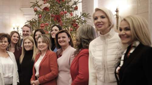 Η πιο φωτογραφημένη βουλευτής στο προ-εορταστικό ρεβεγιόν στο Μαξίμου- Η Κατερίνα Μονογυιού