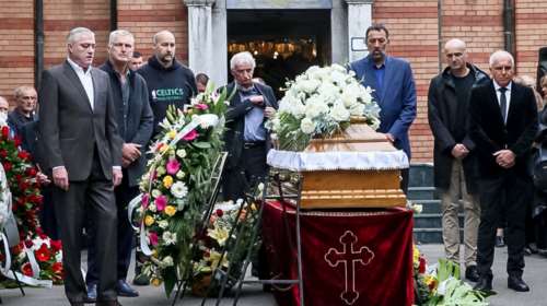 Κηδεία Ίβκοβιτς: Σπαρακτικό αντίο με Ομπράντοβιτς και Ντίβατς να σηκώνουν το φέρετρο - Θλίψη για Σπανούλη και Παπαλουκά