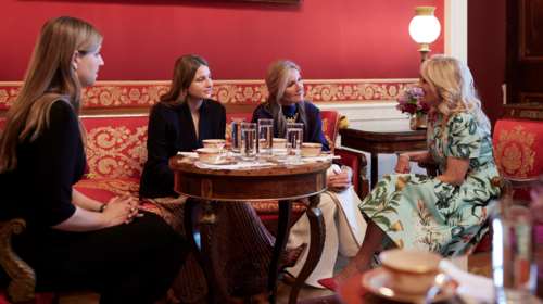 Η Τζιλ Μπάιντεν υποδέχθηκε τη Μαρέβα Μητσοτάκη και τις κόρες της, Δάφνη και Σοφία, στον Λευκό Οίκο [εικόνες]