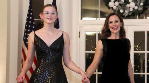 Σαν δίδυμες: Η σπάνια εμφάνιση της Τζένιφερ Γκάρνερ με την mini me κόρη της Βάιολετ Άφλεκ