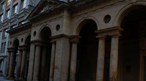 Θρίλερ στο Βερολίνο: Νεκρός Ρώσος διπλωμάτης έξω από την πρεσβεία - Επεσε από τον τελευταίο όροφο