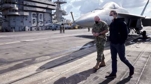 Στο αεροπλανοφόρο Αιζενχάουερ ο Μητσοτάκης: Σε εξαιρετικό επίπεδο η στρατιωτική συνεργασία Ελλάδας - ΗΠΑ [εικόνες]