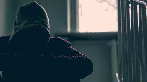 &quot;Μαμά, με βίαζαν κάθε βράδυ 5 άτομα στο κελί - Ο ένας τελείωνε, ο άλλος ξεκινούσε&quot; - Βίντεο σοκ με 17χρονο στο Ηράκλειο