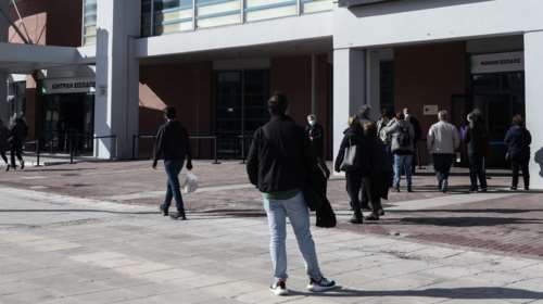 Τρέχουν να εμβολιαστούν οι 60άρηδες: Πάνω από 15.000 ραντεβού καθημερινά - Τι δείχνουν τα στοιχεία