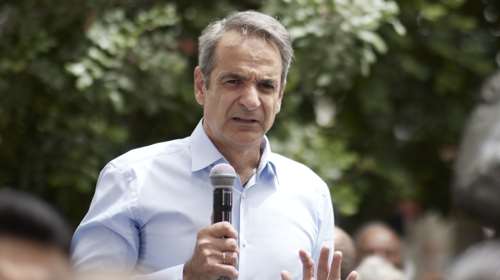 Ο Μητσοτάκης τραβάει το χαρτί των εθνικών πριν την κάλπη: Πώς προσπαθεί να &quot;φρενάρει&quot; τον Βελόπουλο