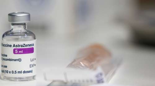 Αξιωματούχος EMA: Nα σταματήσει η χορήγηση εμβολίων AstraZeneca και στους άνω των 60 ετών