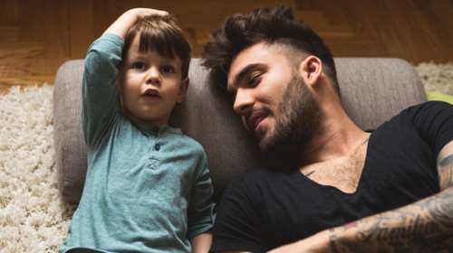 Ένας μπαμπάς μαθαίνει στον γιο του πώς να διαχειρίζεται τον θυμό του: To βίντεο που μας συγκίνησε