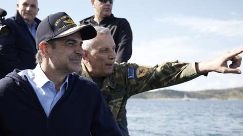 Στα ΟΥΚ ο Μητσοτάκης: Η επίσκεψη στο στρατόπεδο και η βόλτα με το σκάφος ανορθόδοξου πολέμου [εικόνες]