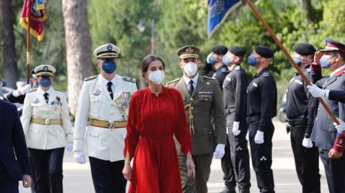 Red alert: Ντύθηκε &quot;σπανιόλα&quot; η Βασίλισσα Λετίσια - Η εκτυφλωτική εμφάνιση με κόκκινο φόρεμα