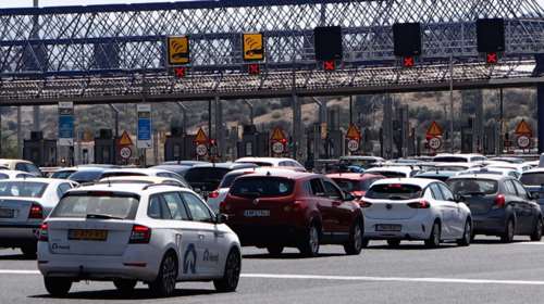 Κατά κύματα η επιστροφή των εκδρομέων στην Αθήνα - Αυξάνεται η κίνηση - Ερημο το κέντρο, γεμάτες οι παραλίες