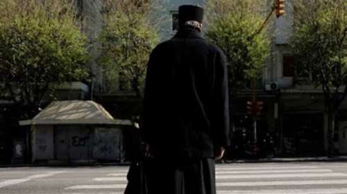 Σάλος με αθεόφοβο ιερέα στην Κρήτη: Της έλεγε ότι ήταν δημοτικός υπάλληλος, αλλά ήταν... παπάς και παντρεμένος