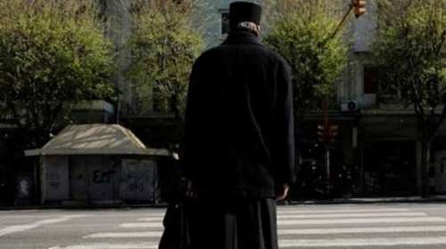 Καλλιθέα: Καταγγελία για χυδαία επίθεση ιερέα σε τρανς γυναίκα - Την έδιωξε από συσσίτιο