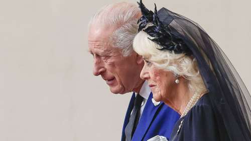 H Καμίλα δανείστηκε μία κάπα από την γκαρνταρόμπα του συζύγου της, Καρόλου, και γράφει ιστορία στη μόδα