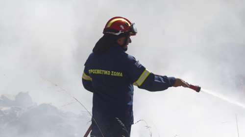 Φωτιά σε οικόπεδο στην Κερατέα – Στο σημείο ισχυρές δυνάμεις της πυροσβεστικής