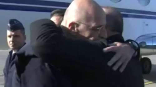 Η πολύ θερμή αγκαλιά που έκανε ο Τσαβούσογλου στον Δένδια στα Αδανα, τα λέει όλα... [βίντεο]