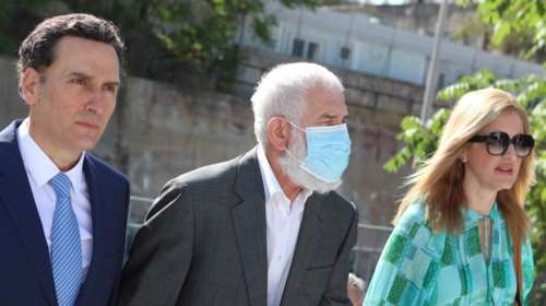 Πέτρος Φιλιππίδης: &quot;Τι με κοιτάς;&quot;-  Αλλαγμένος και επιθετικός ο ηθοποιός στο δικαστήριο - Με ποιον τα έβαλε