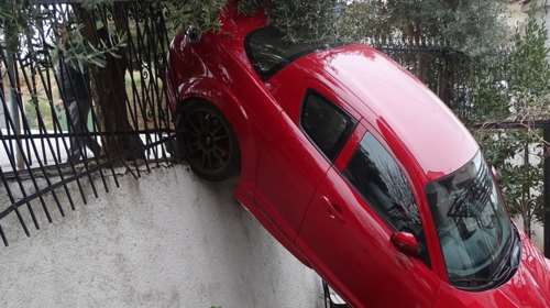 Απίστευτο τροχαίο στη Θεσσαλονίκη: Αυτοκίνητο κατέληξε σε… αυλή σπιτιού [εικόνες]