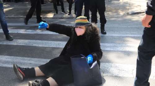 Η Ελένη Λουκά ξανά &quot;χτύπησε&quot;: Ξάπλωσε μπροστά από το Προεδρικό Μέγαρο- Στην κυβέρνηση είναι &quot;άρρωστοι και διάβολοι&quot; φώναζε