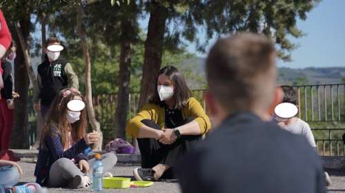 Κεραμέως: Οκλαδόν με μαθητές στο προαύλιο ακούει τα αιτήματά τους