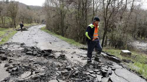 Στο έλεος της κακοκαιρίας η βόρεια Ιταλία: Ένας νεκρός και ένας αγνοούμενος - Έπεσαν με το αυτοκίνητο σε παραπόταμο