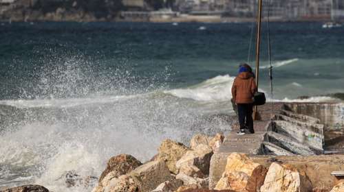 Δεμένα τα πλοία στα λιμάνια - Οι άνεμοι στο Αιγαίο φτάνουν ακόμη και τα 9 μποφόρ