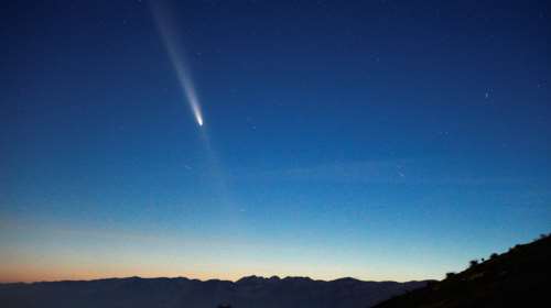 Βίντεο: Ο &quot;κομήτης του αιώνα&quot; διασχίζει τον νυχτερινό ουρανό - Εντυπωσιακές εικόνες