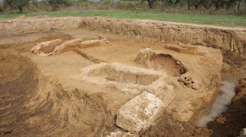 Αποκάλυψη στην Ηλεία - Βρέθηκαν οκτώ αρχαίοι τάφοι σε οικόπεδο