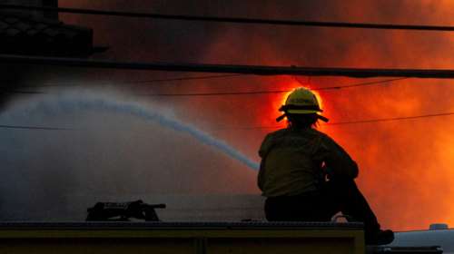 ΗΠΑ: Έλληνας καθηγητής μιλά για τις πυρκαγιές: &quot;Το Λος Άντζελες κοντεύει να καταστραφεί&quot;