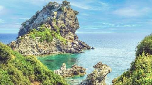 Το ελληνικό νησί που εξυμνεί η Le Figaro: &quot;Χωρίς να υποπέσει στις υπερβολές της Σαντορίνης και της Μυκόνου&quot;