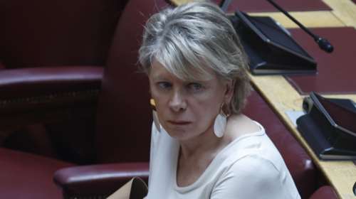 Έλενα Ακρίτα για γυναικοκτονία στο Μενίδι: &quot;Αυτή την υπόσχεση δίνουμε πάνω από τα νεκρά σώματα των αδελφών μας&quot;