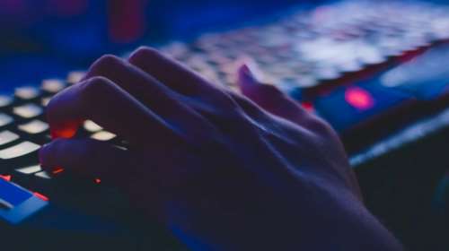 Κόντρα κυβέρνησης - ΣΥΡΙΖΑ για το &quot;predator&quot;: Το λογισμικό με το οποίο παρακολουθούσαν το κινητό του Θανάση Κουκάκη