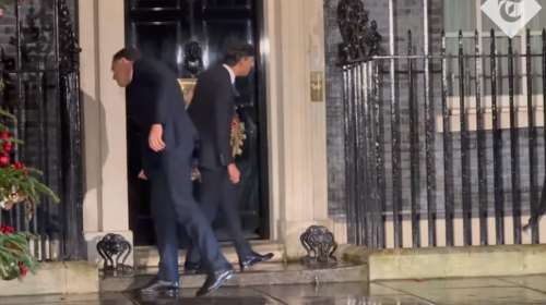 Η αμήχανη στιγμή που ο Σούνακ  &quot;κλειδώθηκε&quot; έξω από την Ντάουνινγκ Στριτ [βίντεο]