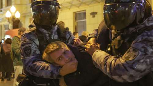 Ρωσία: Βαριές ποινές στους λιποτάκτες και εκατοντάδες συλλήψεις διαδηλωτών - Συνεχίζονται τα δημοψηφίσματα