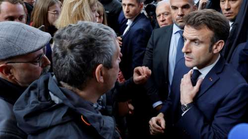 Γαλλία: Επεισόδιο Μακρόν με ακτιβιστή με μπλούζα &quot;σε τι χρησιμεύεις;&quot;- &quot;Οικονομία στο νερό&quot; ζήτησε ο Γάλλος πρόεδρος