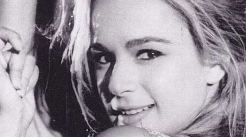 Σπάνια φωτογραφία της Αλίκης Βουγιουκλάκη - Καθισμένη στον θρόνο της Κνωσσού