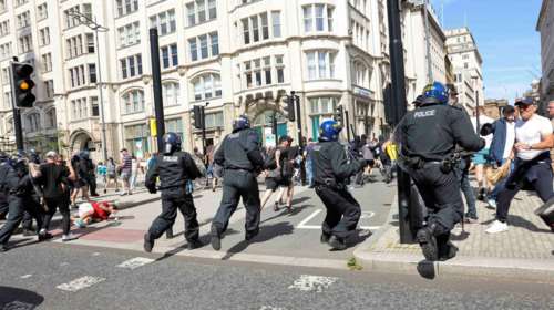 Βρετανία: Στη μάχη έξι χιλιάδες αστυνομικοί - Οι 39 &quot;στόχοι&quot; των ακροδεξιών που θα ξεχυθούν το βράδυ στους δρόμους