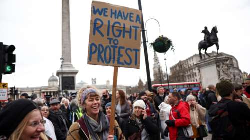 Βρετανία: Εκατοντάδες διαδηλωτές χωρίς μάσκες στους δρόμους του Λονδίνου - Συμπλοκές για την άρση του lockdown [εικόνες]