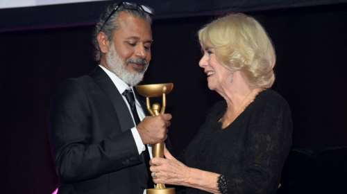 Βραβείο Booker 2022: Νικητής ο συγγραφέας Σεχάν Καρουνατιλάκα - Του έδωσε το βραβείο η Καμίλα