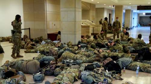 Live: Αδιανόητες εικόνες με στρατό στο Καπιτώλιο - Σε εξέλιξη η συζήτηση για την αποπομπή Τραμπ